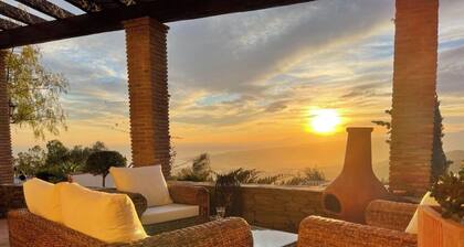 Spectacular private villa with large pool, stunning sea and mountain views. wifi