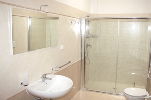 Shower, bidet, towels, toilet paper - New villa with terrace overlooking the sea - 2 steps from the sea - Gallipoli -Mavaversa (Taviano)