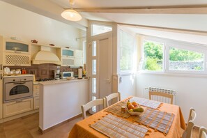 Kjøleskap, ovn, kokeplater og oppvaskmaskin