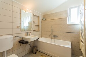 Dusche, Whirlpool, Haartrockner, Handtücher