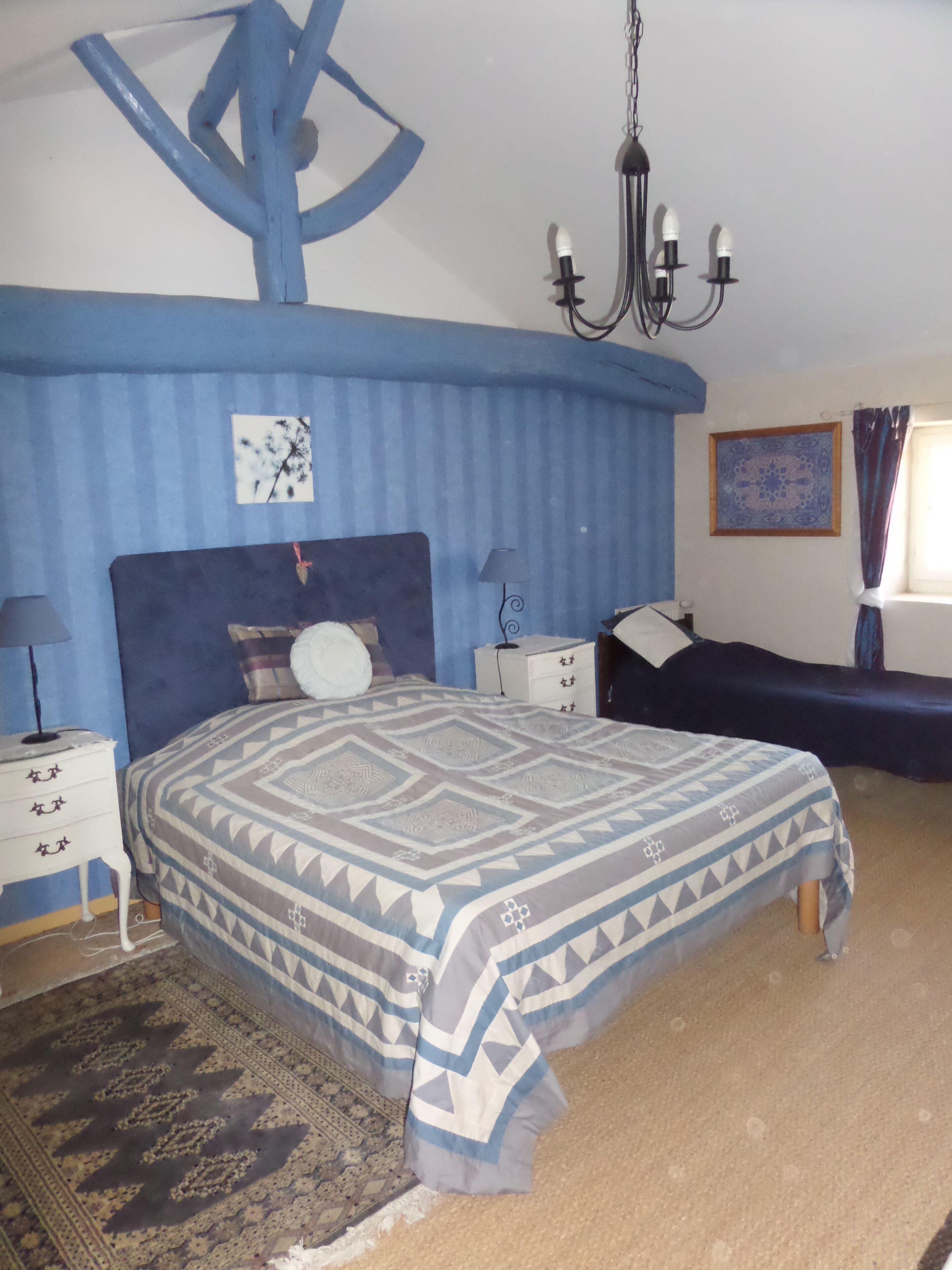 Large 1850’s Charentais farmhouse with swimming pool 400 metres from Monkey Park