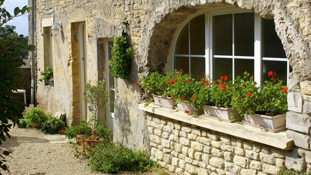A stone building with a window with a white frame and a stone wall. - Karen House 5mn Omaha Beach DDay in Aure-sur-mer (Aure sur Mer)