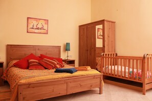 2 bedrooms, in-room safe, iron/ironing board, travel crib - Naples 28 Holiday Home (Napoli)