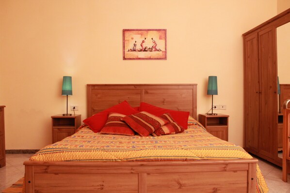 2 chambres, coffres-forts dans les chambres, fer et planche à repasser