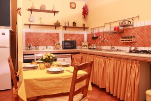 Fridge, microwave, oven, stovetop - Naples 28 Holiday Home (Napoli)
