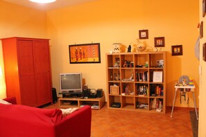 TV, DVD player, books, music library - Naples 28 Holiday Home (Napoli)