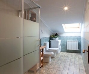 Douche, sèche-cheveux, bidet, serviettes fournies