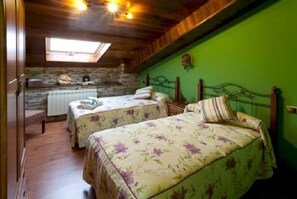 2 chambres, fer et planche à repasser, Wi-Fi gratuit, draps fournis