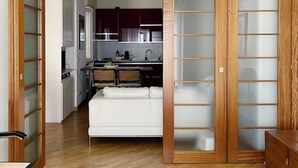 A compact living space with a kitchenette, a dining area, and a sofa. - Relaxation in Rome away from the chaos - balcony, light and easy parking (Roma , Monte Sacro)