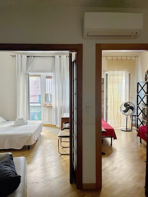 2 bedrooms, desk, iron/ironing board, free WiFi - Relaxation in Rome away from the chaos - balcony, light and easy parking (Roma , Monte Sacro)