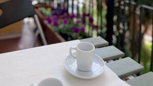 A white cup on a table with a balcony view. - Relaxation in Rome away from the chaos - balcony, light and easy parking (Roma , Monte Sacro)