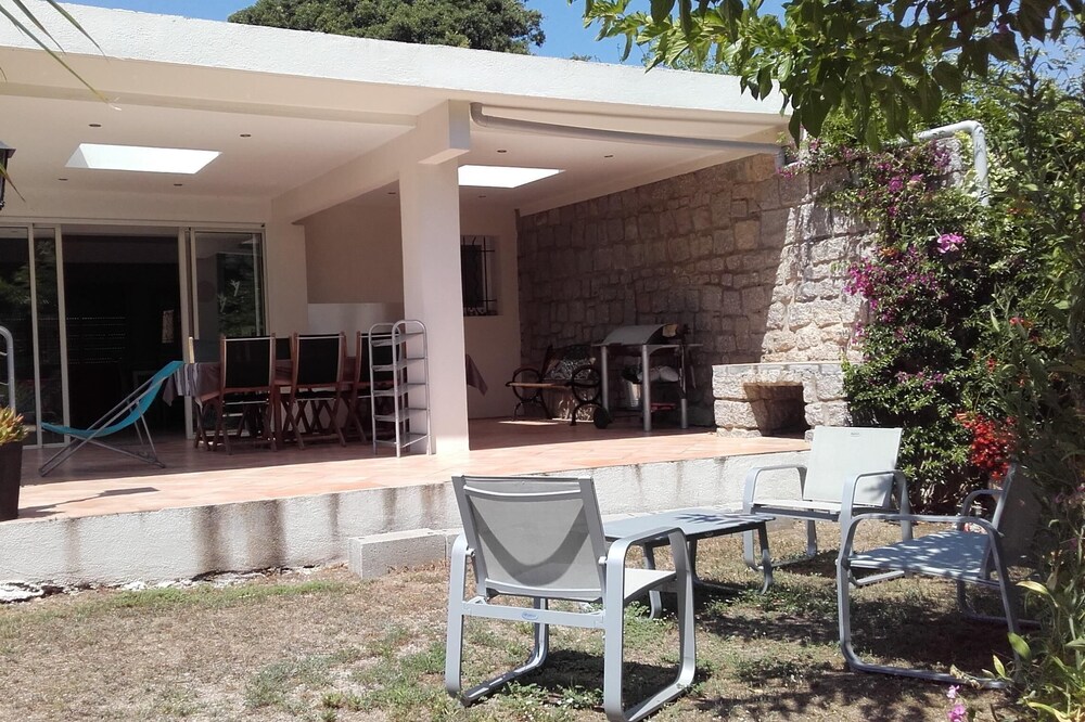 PORTICCIO, ENTIRE VILLA, in resid. quiet green, 8 pers., 5 rooms, 4 bedrooms
