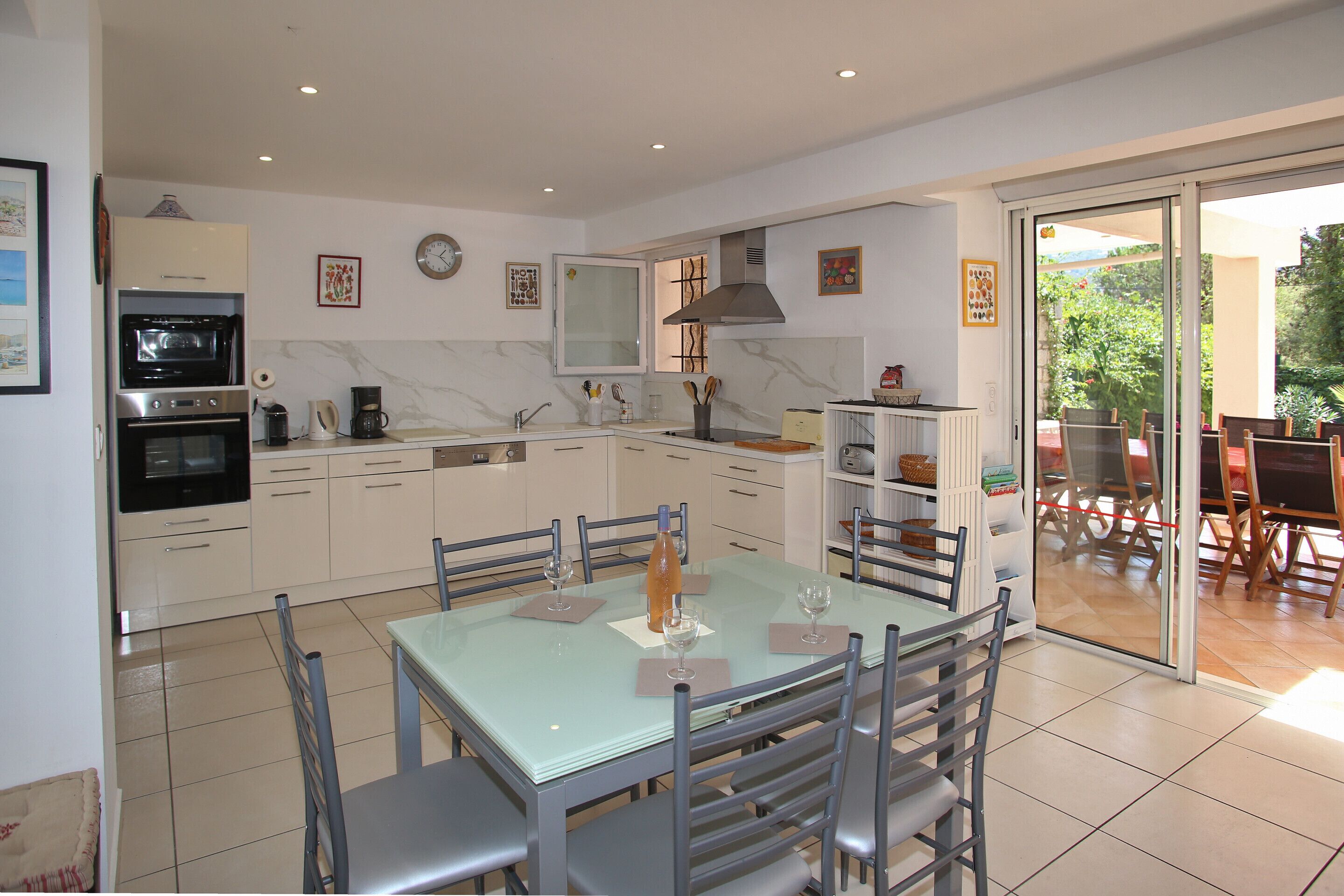 PORTICCIO, ENTIRE VILLA, in resid. quiet green, 8 pers., 5 rooms, 4 bedrooms