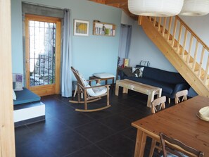Books, video library - Bioclimatic house, exceptional view and quiet, 1.3 km of the river (Labeaume)