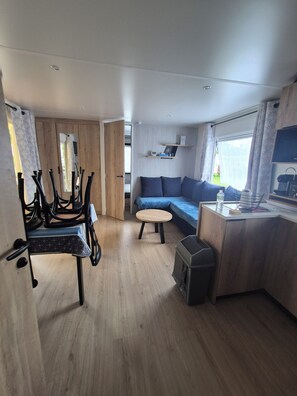 Télévision, baby-foot, table de tennis de table, chaîne hi-fi