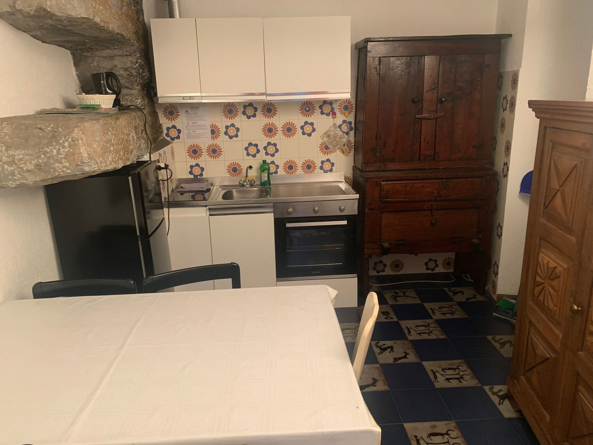 Kühlschrank, Mikrowelle, Herdplatte, Wasserkocher mit Kaffee-/Teezubehör