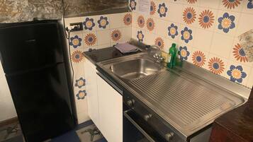 Geladeira, micro-ondas, cooktop, cafeteira/chaleira