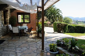 Terrace/patio - Oruna De Pielagos: Country Cottage / Gite - Santander (Oruña de Piélagos)