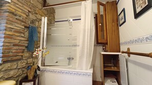 Tina con regadera, secadora de cabello, bidet, toallas 