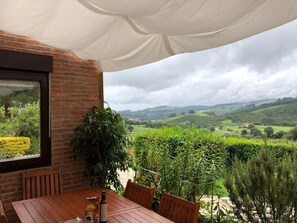 Outdoor dining - Oruna De Pielagos: Country Cottage / Gite - Santander (Oruña de Piélagos)