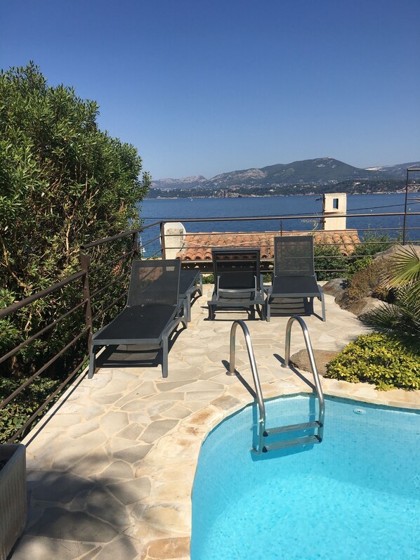 Utendørsbasseng og et oppvarmet basseng