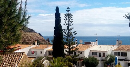Spacious apartment with stupendous ocean views, 200 m from beach.