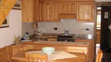 KĂŒhlschrank, Ofen, Herdplatte, Kochgeschirr/Geschirr/Besteck