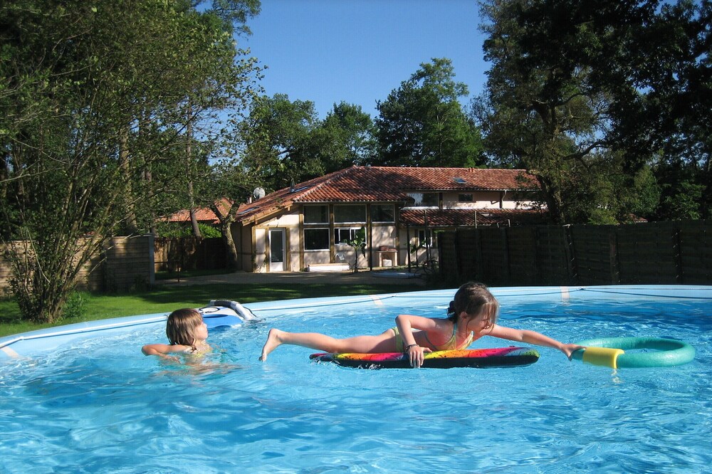 La Villa du Golf, 2 to 14 people, heated swimming pool, near ocean, lake and forest