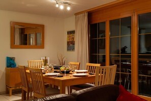 Dining - Beautiful apartment with balcony and waterfall view (Lauterbrunnen)