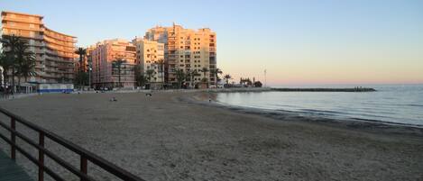 Ubicación cercana a la playa y toallas de playa