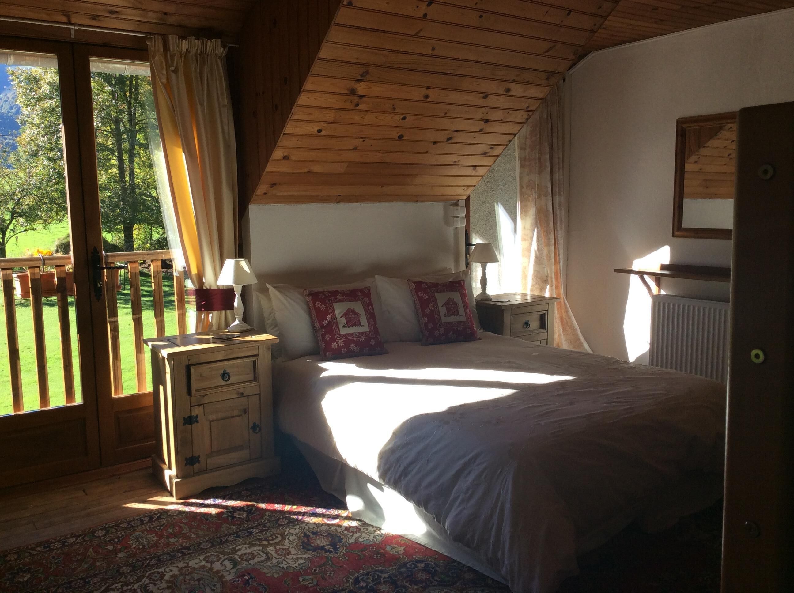 Farmhouse Gite In Beautiful Mountain Location, Heated Pool & Hot Tub.
