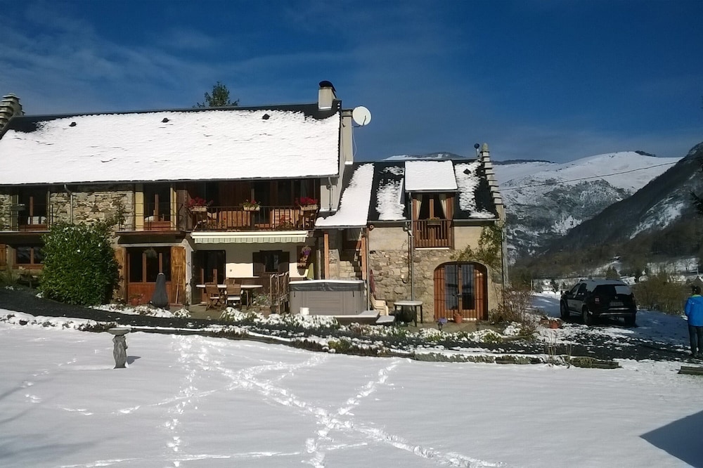 Farmhouse Gite In Beautiful Mountain Location, Heated Pool & Hot Tub.