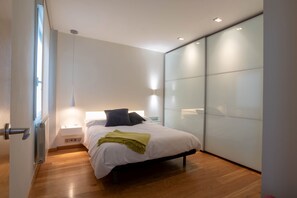 2 chambres, fer et planche à repasser, lit de bébé portatif