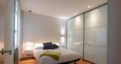 Yhden hengen huoneisto, jossa on nykyaikainen sisustus.