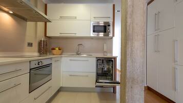 Een koelkast, een magnetron, een oven, een kookplaat