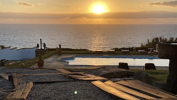 Een binnenzwembad en een buitenzwembad