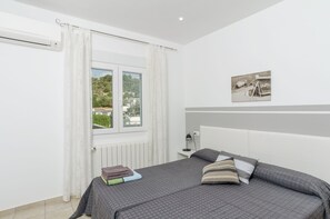 5 bedrooms, iron/ironing board, travel crib, WiFi - Villa ideal for families, with private pool in quiet area and with open views. (Moraira-Teulada)