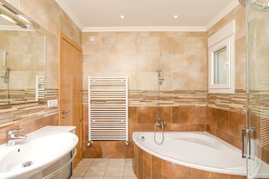 Kombination af bruser/badekar, hårtørrer, bidet, håndklæder