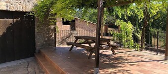 Nice and quiet house near Barcelona, pool and private barbecue.