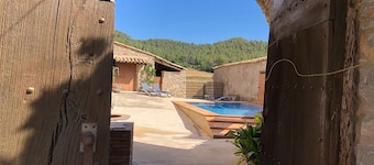 Nice og roligt hus nær Barcelona, pool og privat grill.