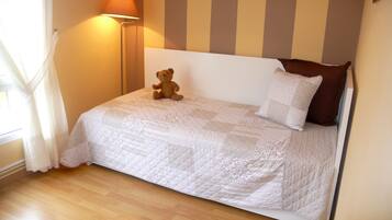 3 slaapkamers, een strijkplank/strijkijzer, reisbedje, gratis wifi