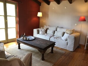 Fernseher, Kamin, DVD-Player, Bücher