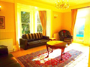 Älytelevisio, DVD-soitin, pöytätennispöytä, kirjoja