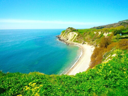 MANOR ON COAST WITH SEA VIEWS, TENNIS COURT, BIG GAMES ROOM + BAR, GARDENS