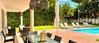 Villa à 4 min de la plage. Grand jardin avec piscine privée.