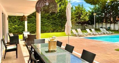 Villa- 4 minutes from beach with big garden and private pool