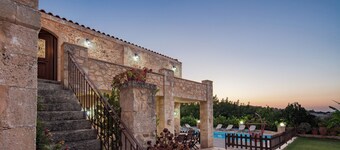 Villa traditionnelle avec 4 chambres, piscine clôturée et jardins incroyables!