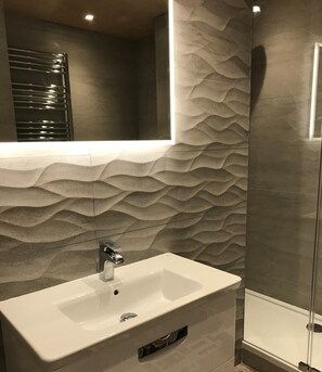 Shower, hair dryer, towels, toilet paper - Luxury Apartment, Magnificent Sea Views, Private Access to Beach, Bigbury-on-Sea (Bigbury on Sea)