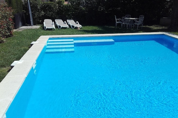 Vue partielle de la piscine