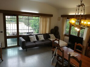 Älytelevisio, DVD-soitin, pöytäjalkapallopöytä, pöytätennispöytä